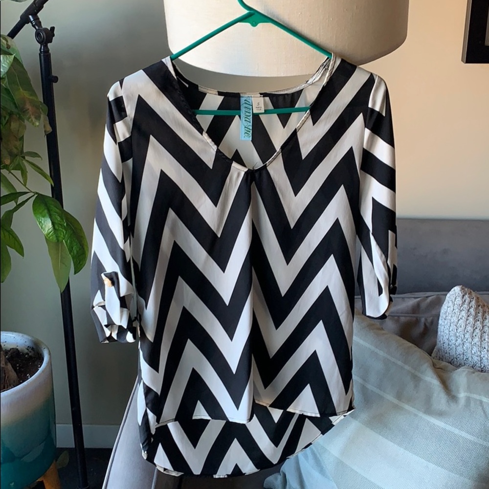 Dina Be black and white chevron blouse size s